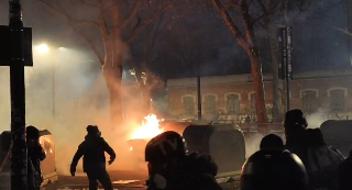 Manifestazione Askatasuna, scontri e guerriglia urbana in corso Regina